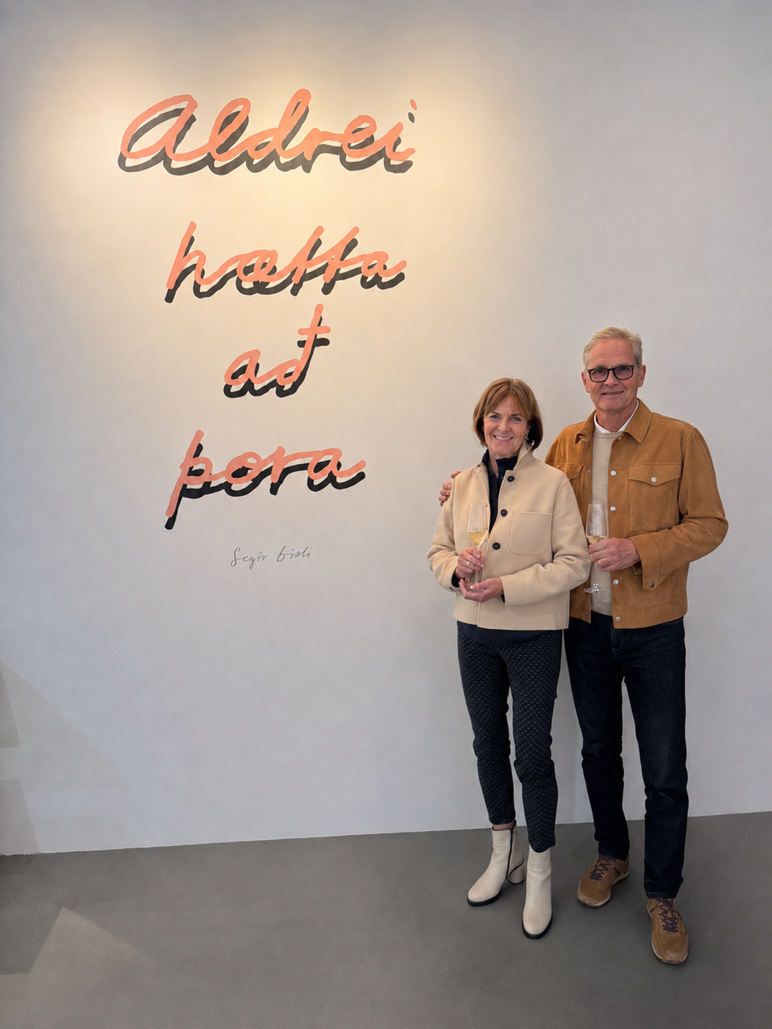 Ásdís Rósa Baldursdóttir and Kristján Gíslason in front of the artwork Aldrei hætta að þora